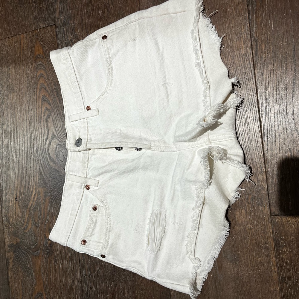 Levi’s white mid rise short